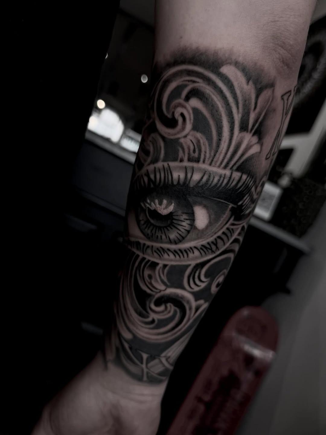 Tatouage Oeil géométrique avec ornements — laveinenoiretattooshop