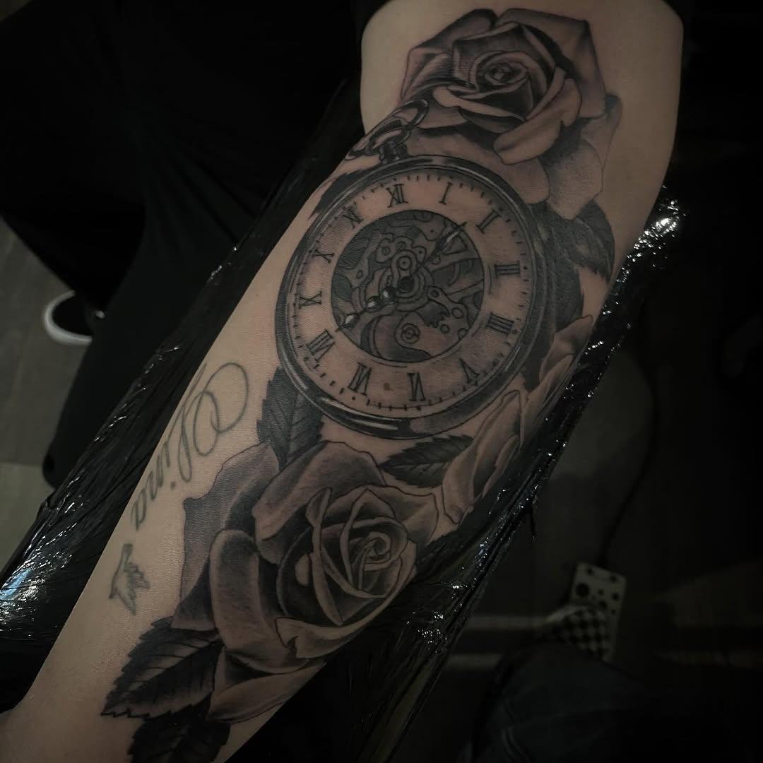 Tatouage Montre avec roses — laveinenoiretattooshop
