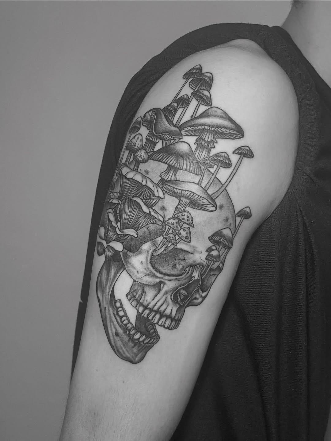 Tatouage Crâne avec champignons — laveinenoiretattooshop