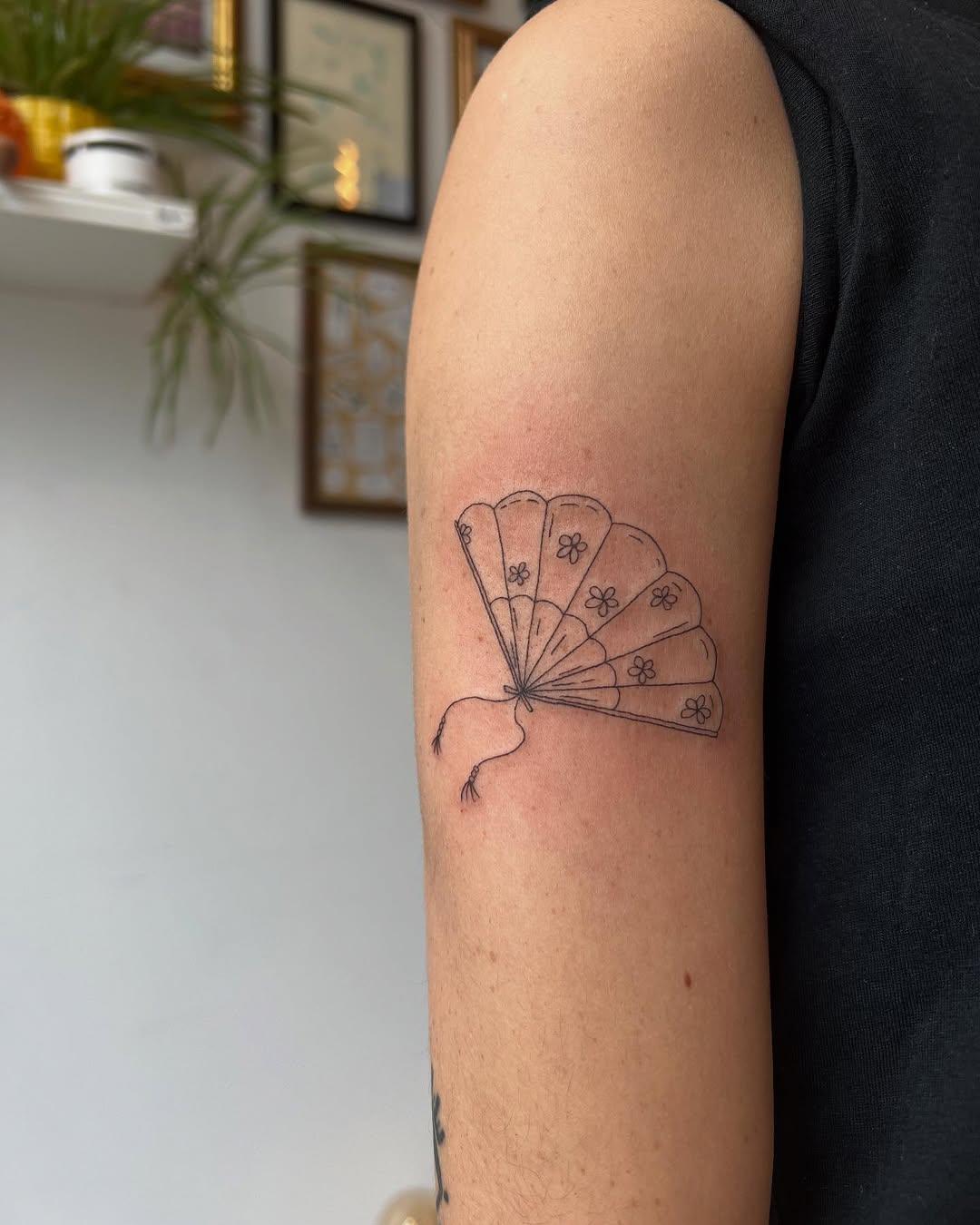 Éventail fine line — sodiumchloride_tattoo