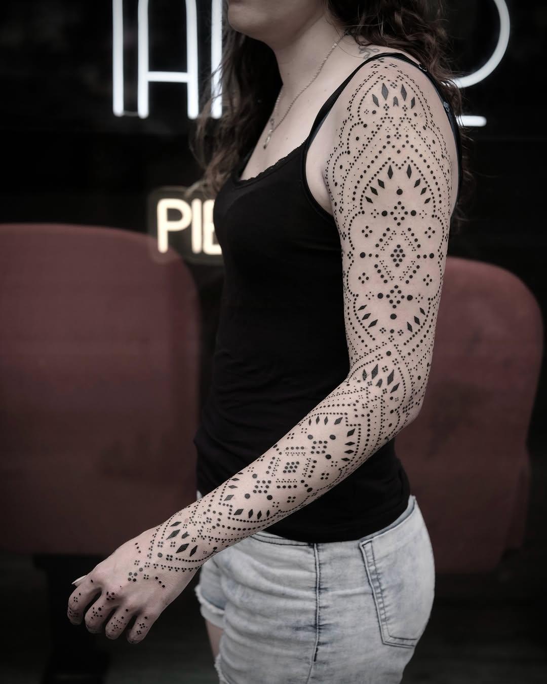Bras + main freehand ornemental — noksitattoo