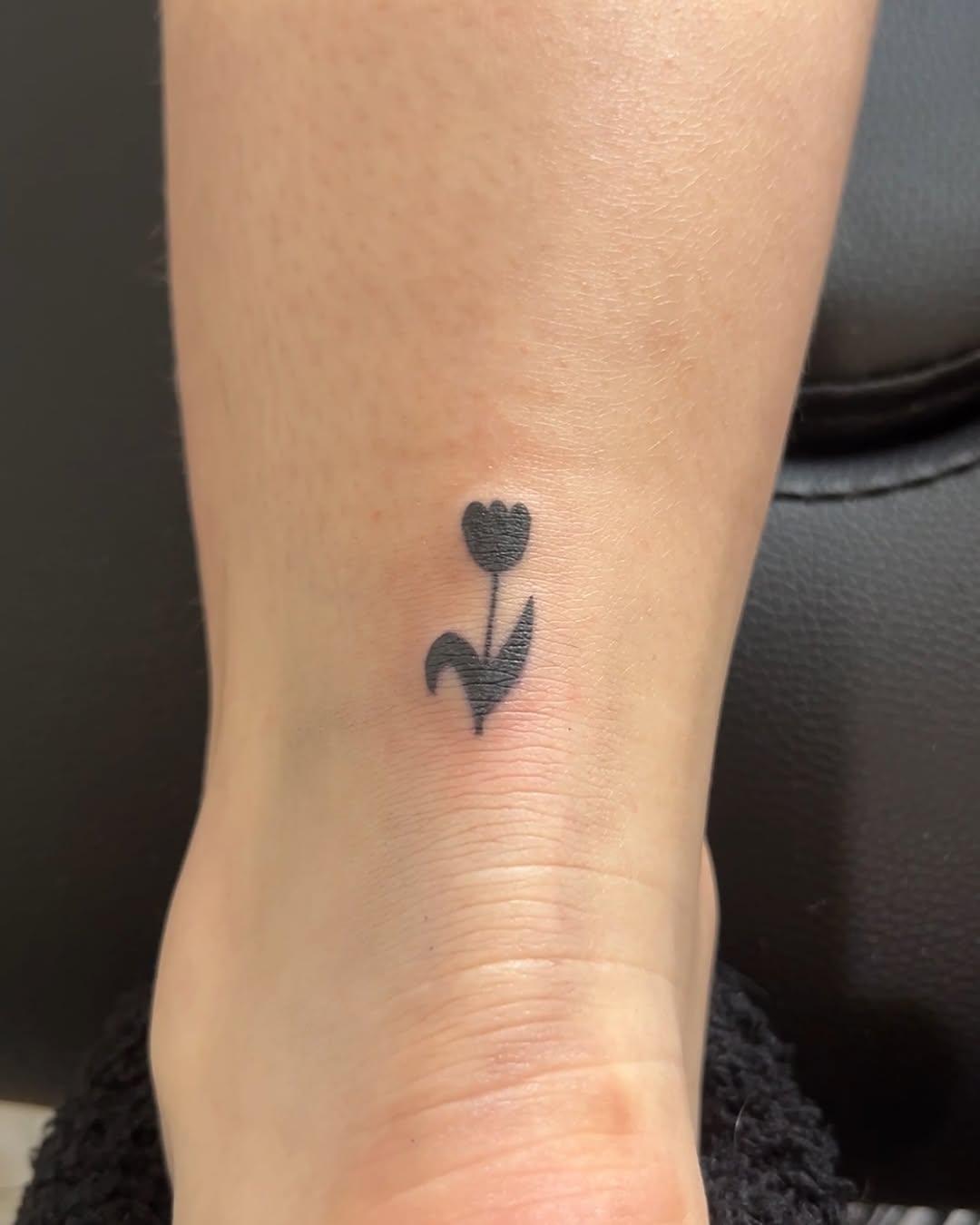 Flash fleur adopté — lea.passion.tattoo