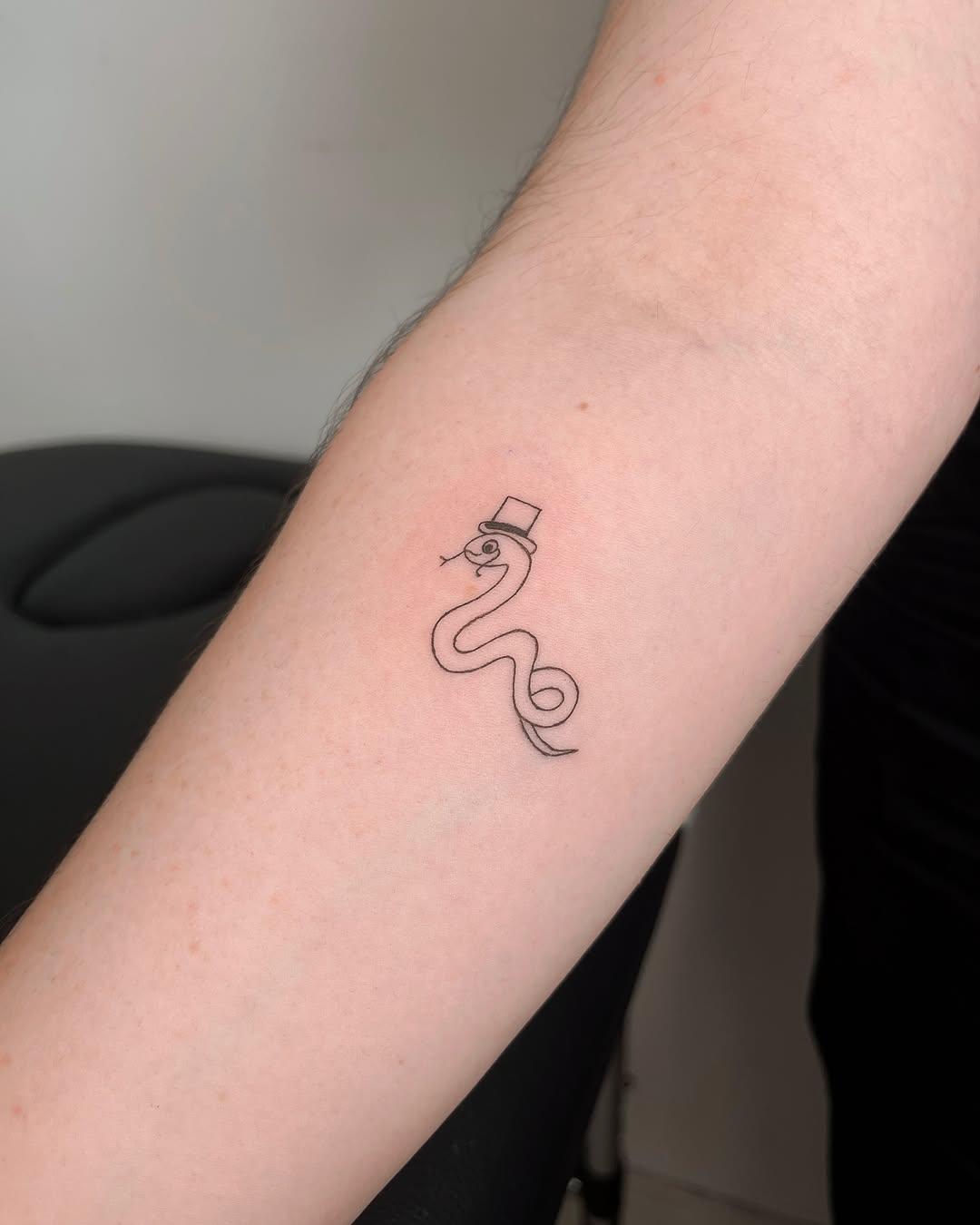 Tatouage mignon (serpent chapeau) — lea.passion.tattoo