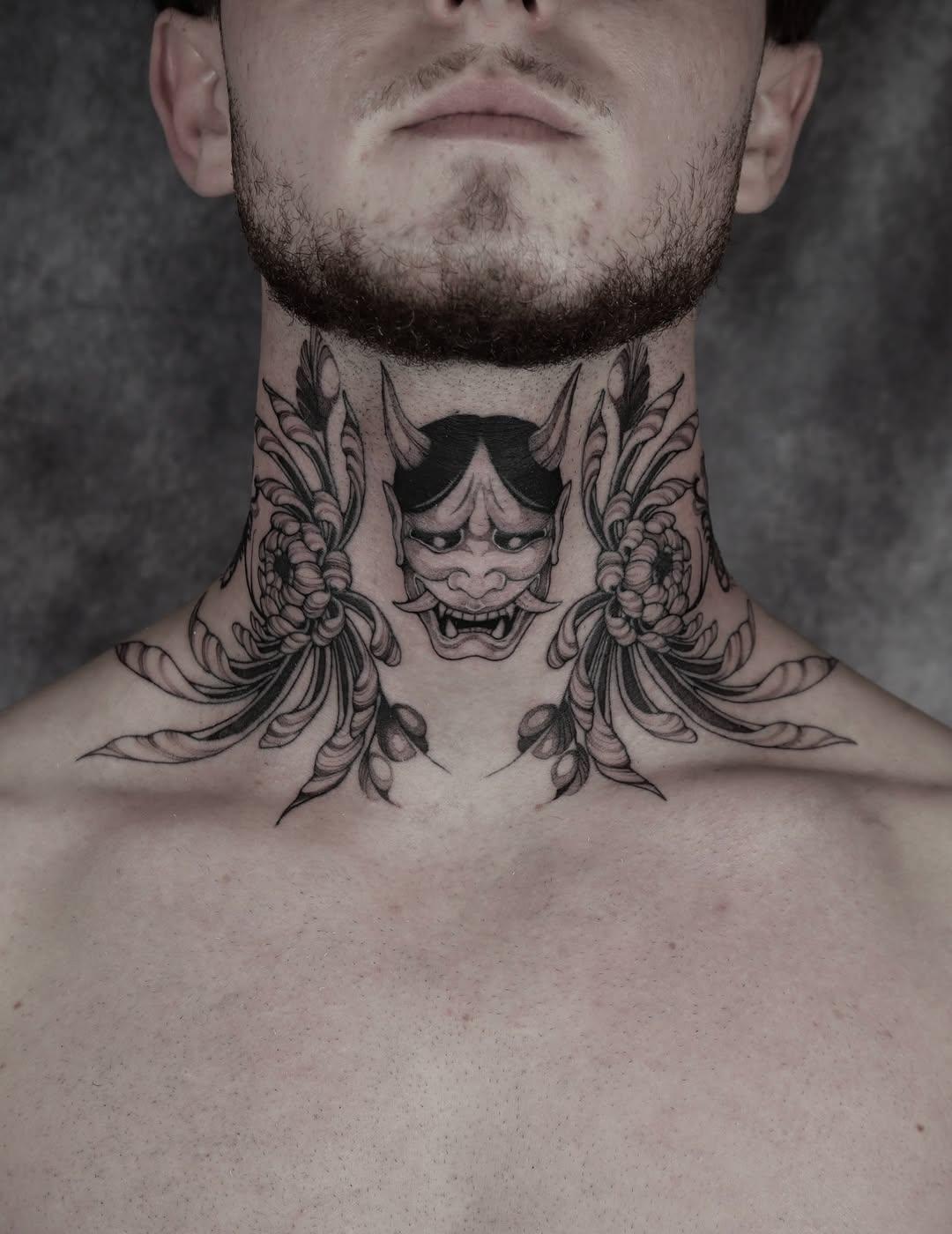 Tatouage fine line sur le cou — duyen.tattoo