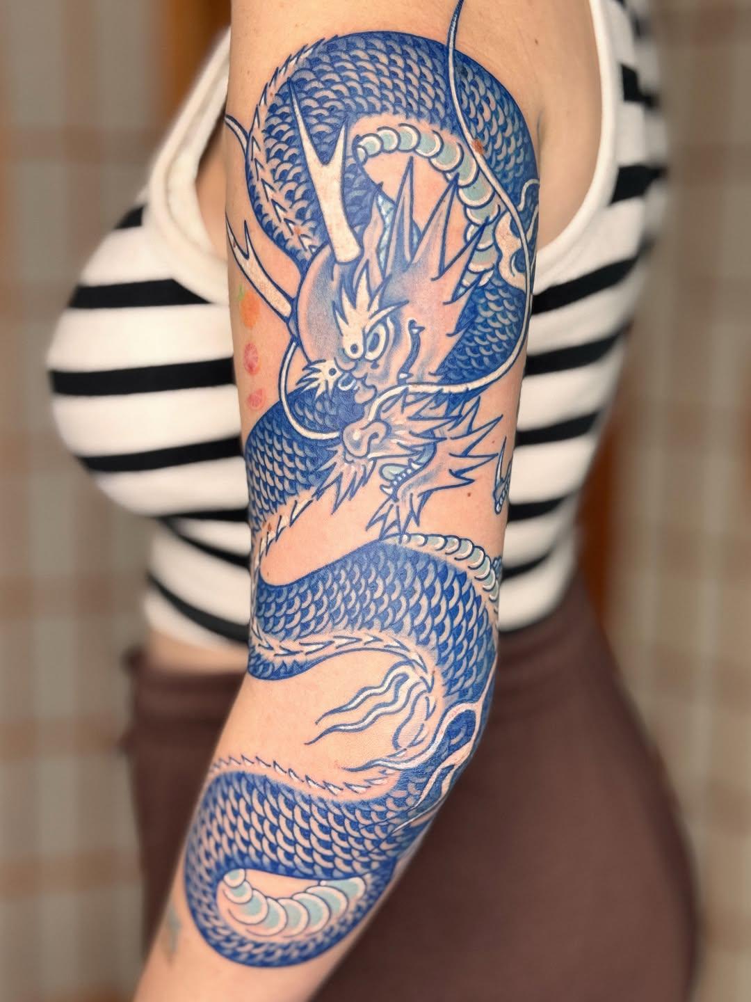 Dragon bleu japonais style porcelaine, couleur — lumi.tattoo