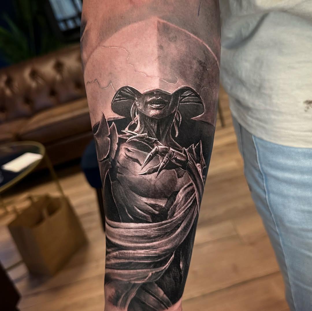 Avant-bras univers Magic réaliste black & grey — veyzart_tattoo