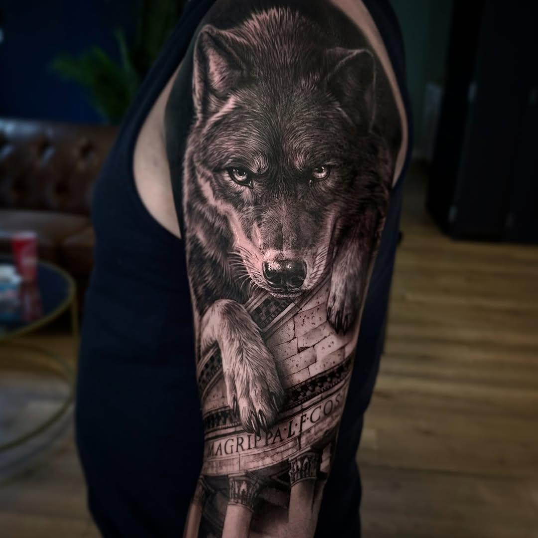 Louve capitoline et Panthéon réaliste black & grey — veyzart_tattoo