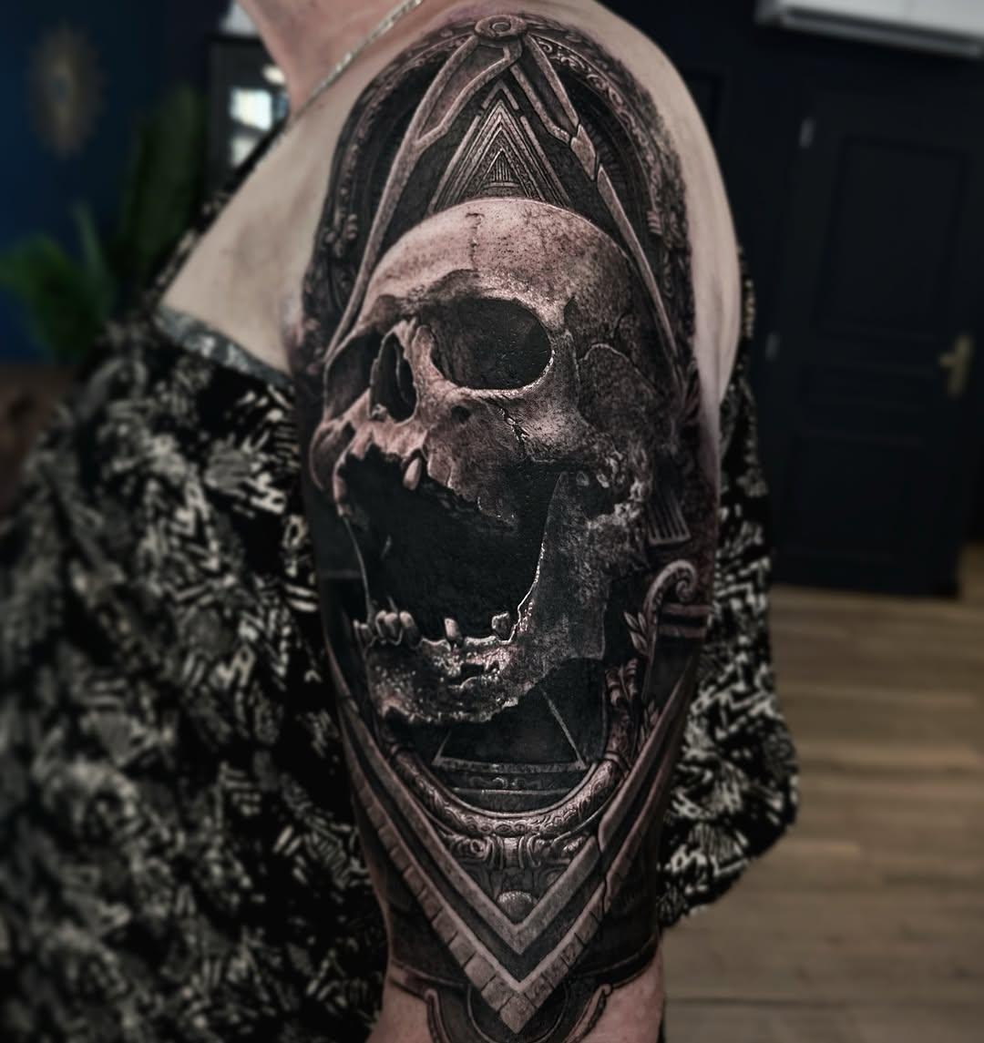 Bras réaliste black & grey — veyzart_tattoo