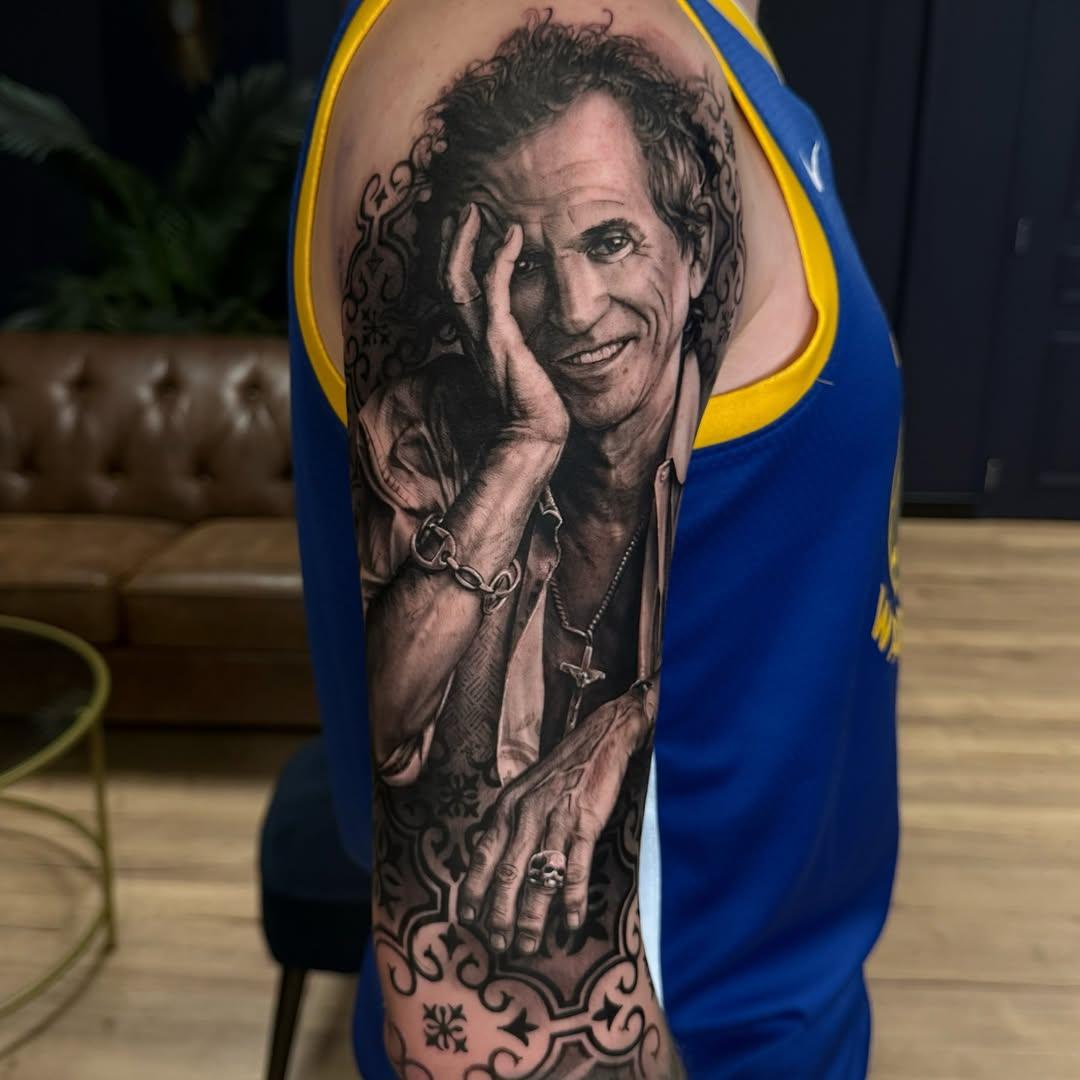 Portrait Keith Richards réaliste black & grey — veyzart_tattoo
