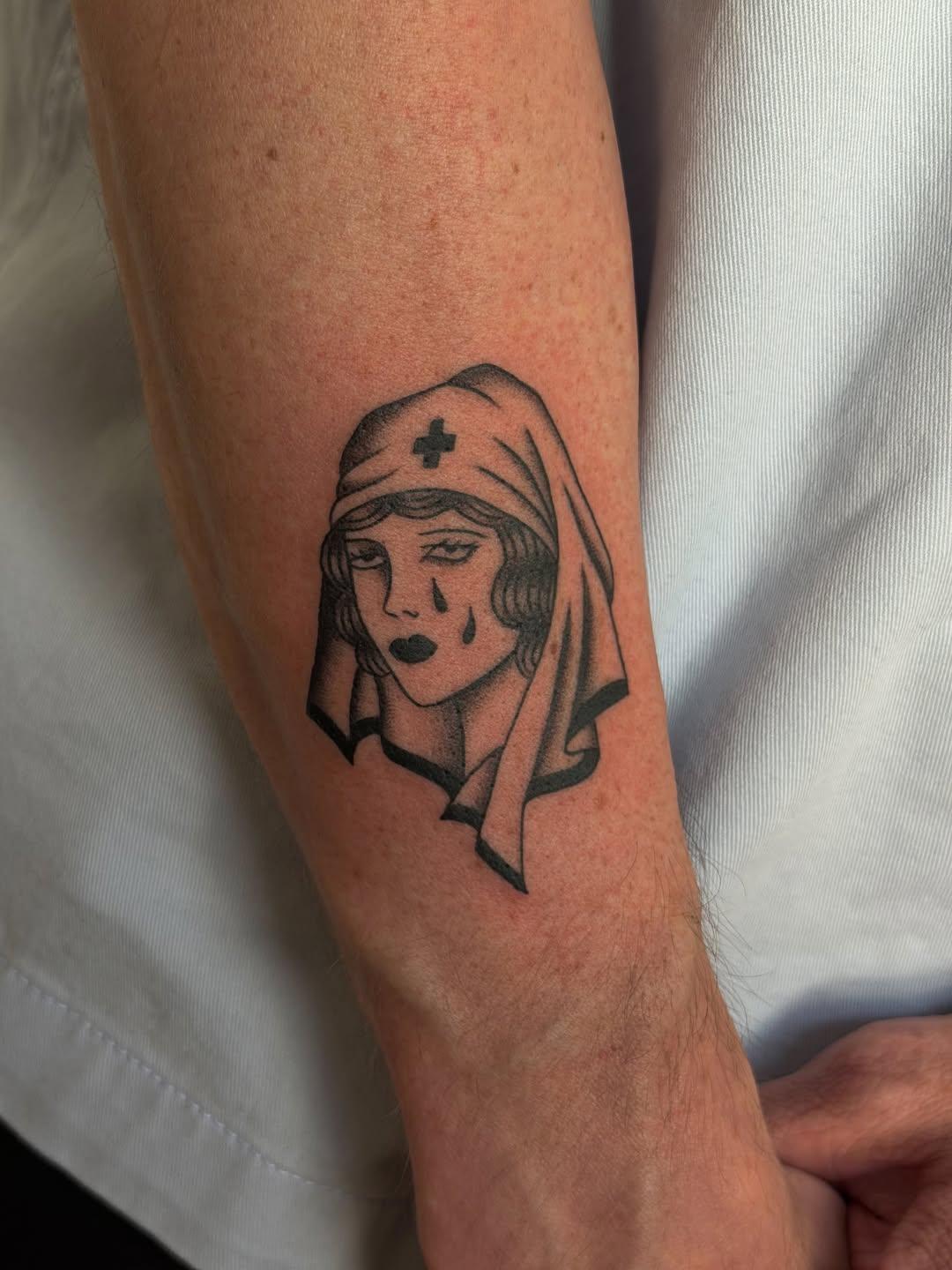 Tatouage portrait femme avec croix — laguepetattoo