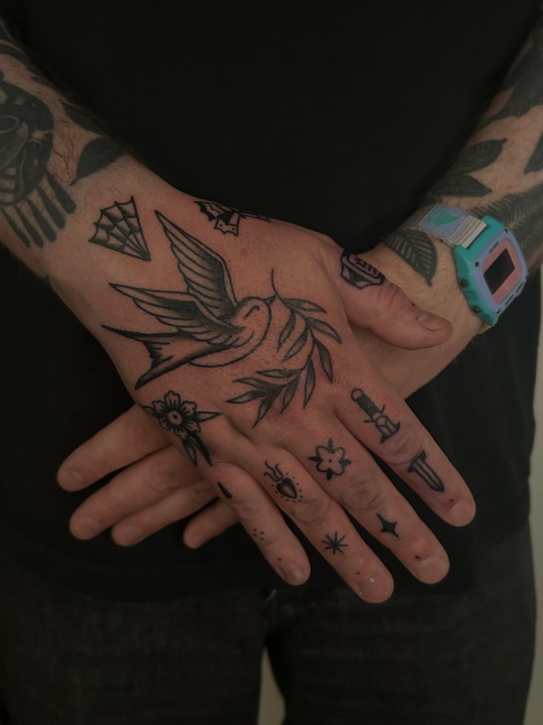 Tatouage composition multi-éléments mains — laguepetattoo