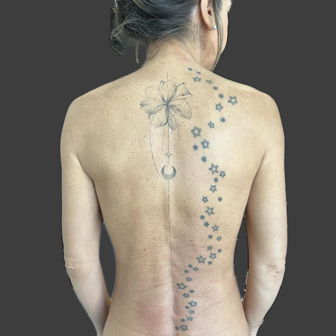 Tatouage fin le long de la colonne, handpoke — despointsalaligne