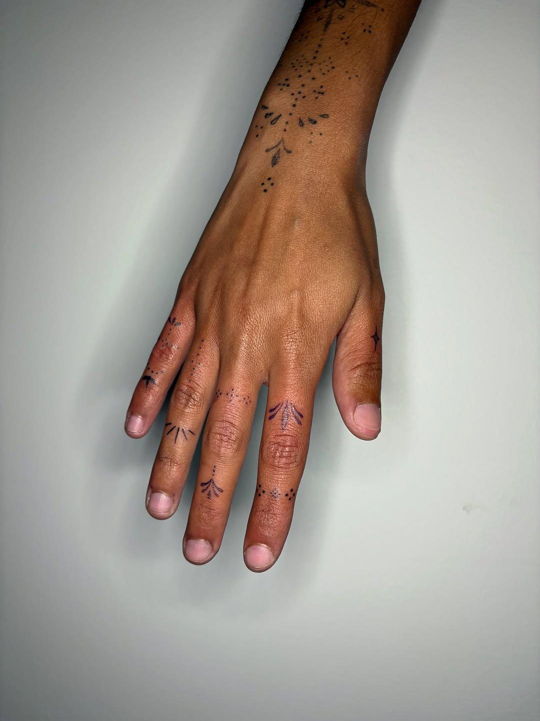 Mains ornées freehand — cactussweetness.tattoo