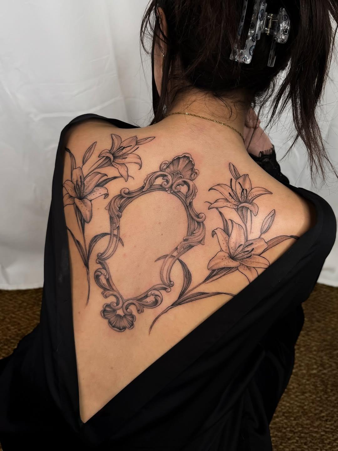 Tatouage Demi-dos floral ornemental — l2utattoo