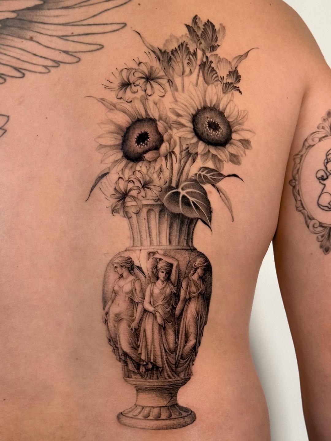 Tatouage Vase 3 déesses fleurs — l2utattoo