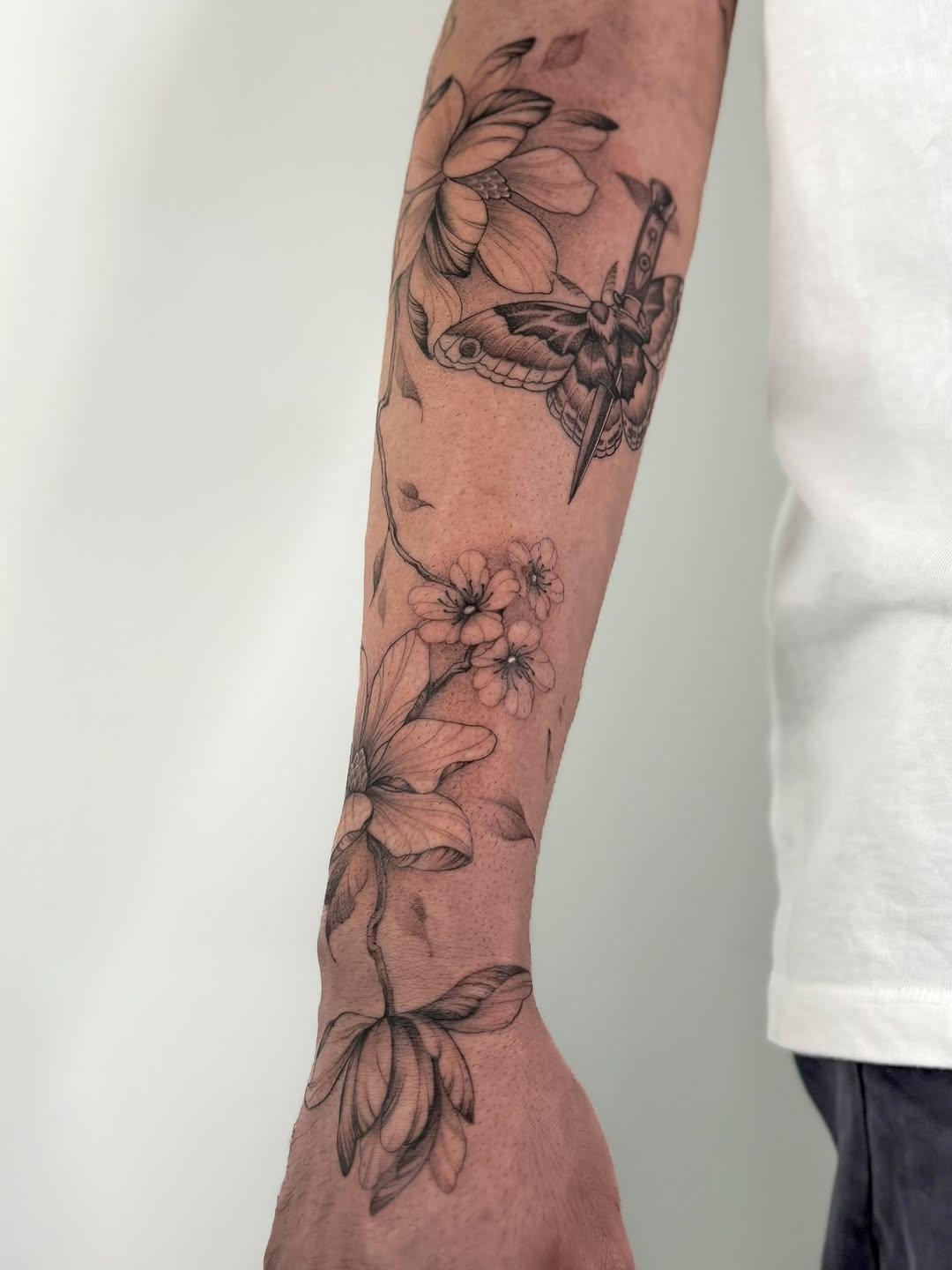 Tatouage Bras complet fleurs Last of Us — l2utattoo