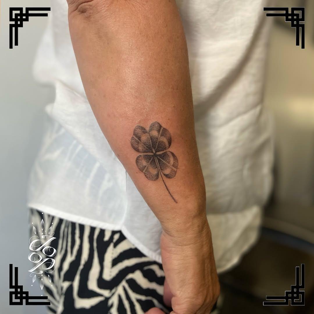 Tatouage dotwork ornemental — jojo.lemondedutatoueur