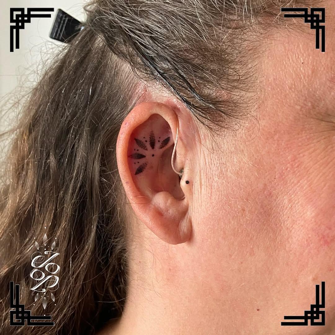 Bijou d'oreille ornemental — jojo.lemondedutatoueur