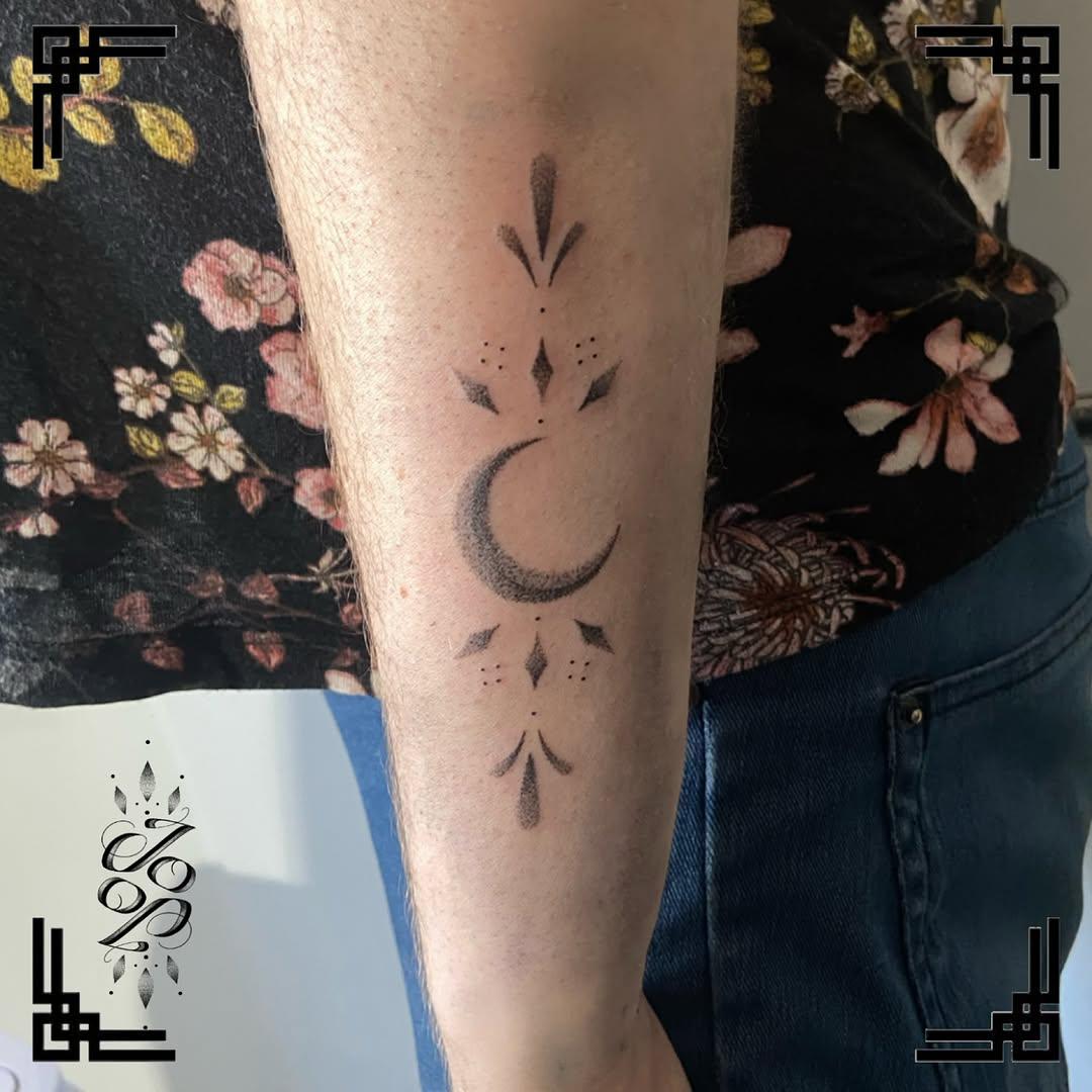 Ornement dotwork (lune) — jojo.lemondedutatoueur