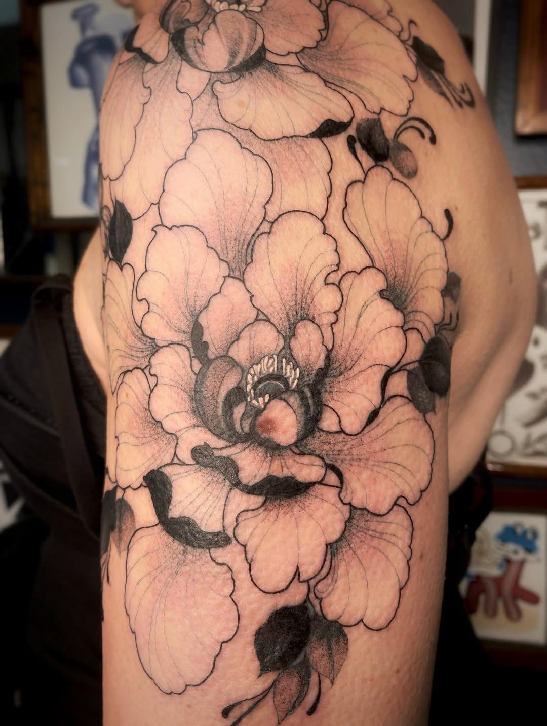 Tatouage witchy réalisé sur sa maman — moons.snail