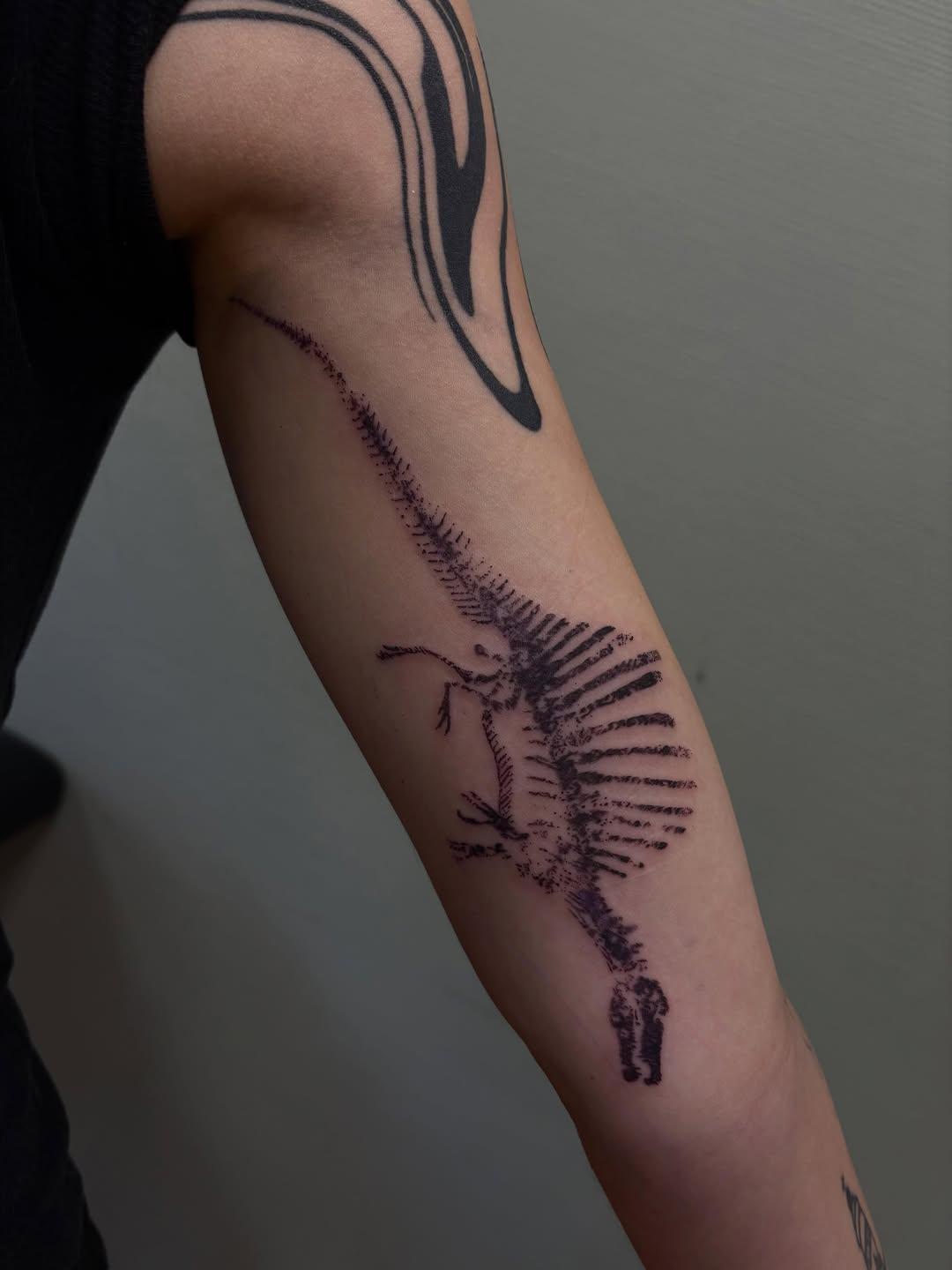 Tatouage romantique fine line — jeannot_tattoo
