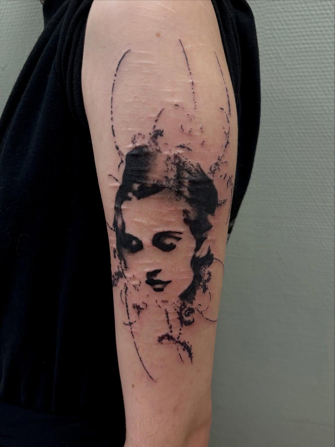 Tatouage romantique fine line — jeannot_tattoo