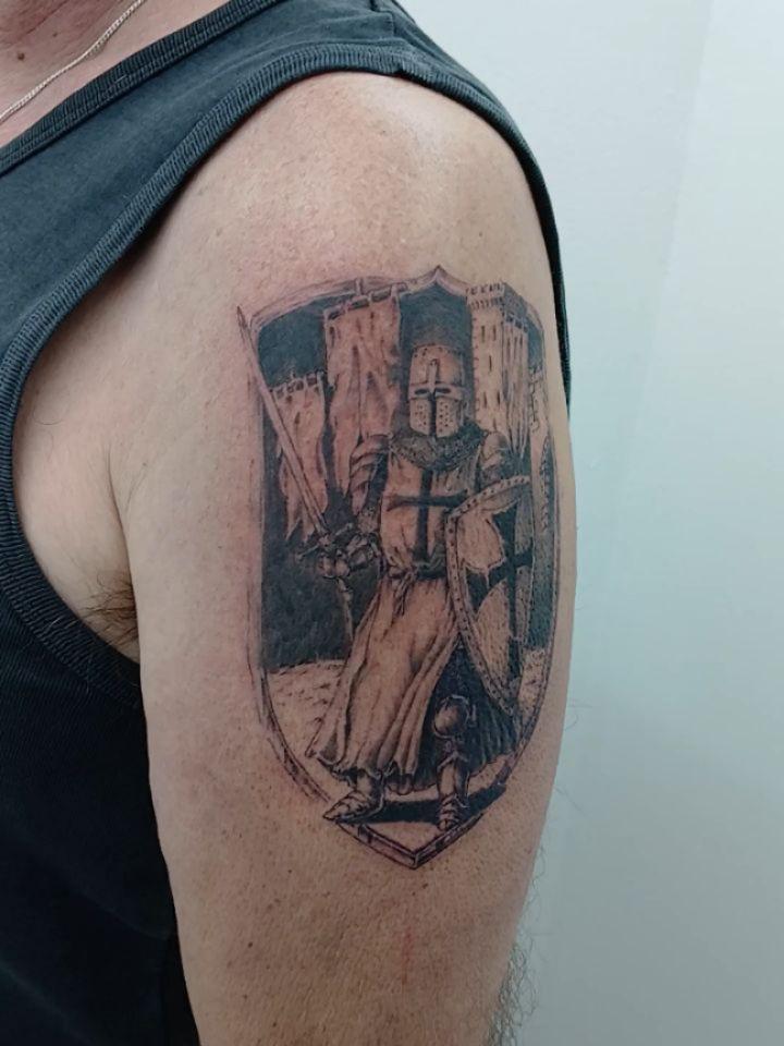 Tatouage chevalier gothique bras — d_aiguilles_et_d_encres