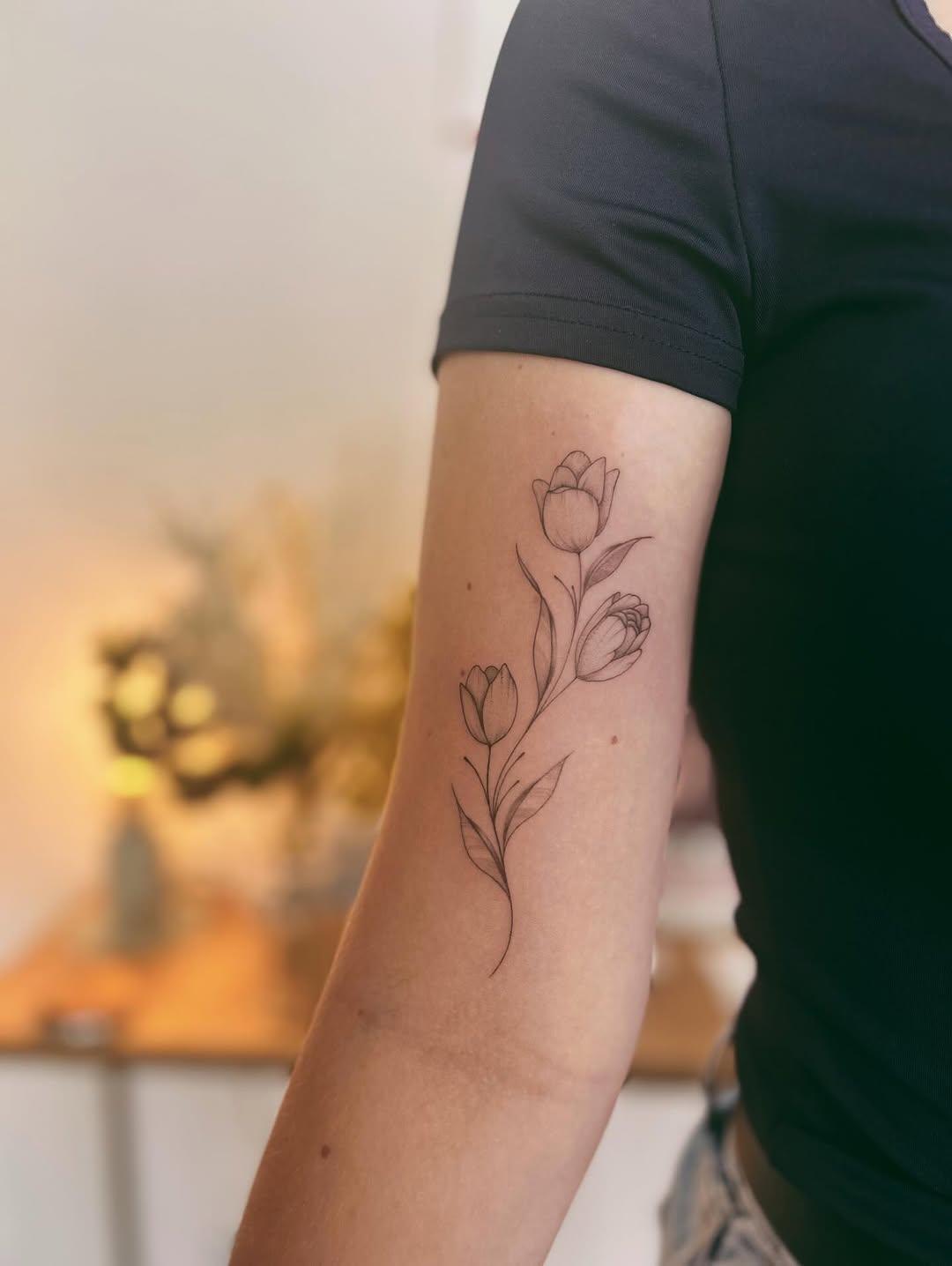Tatouage Fleurs bouquet épaule poitrine — kalontattoobrest