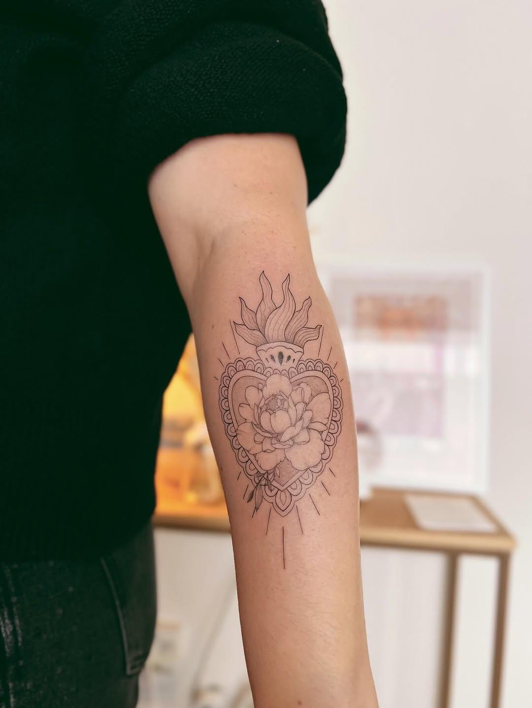 Tatouage Pivoine et ex-voto avant-bras — kalontattoobrest
