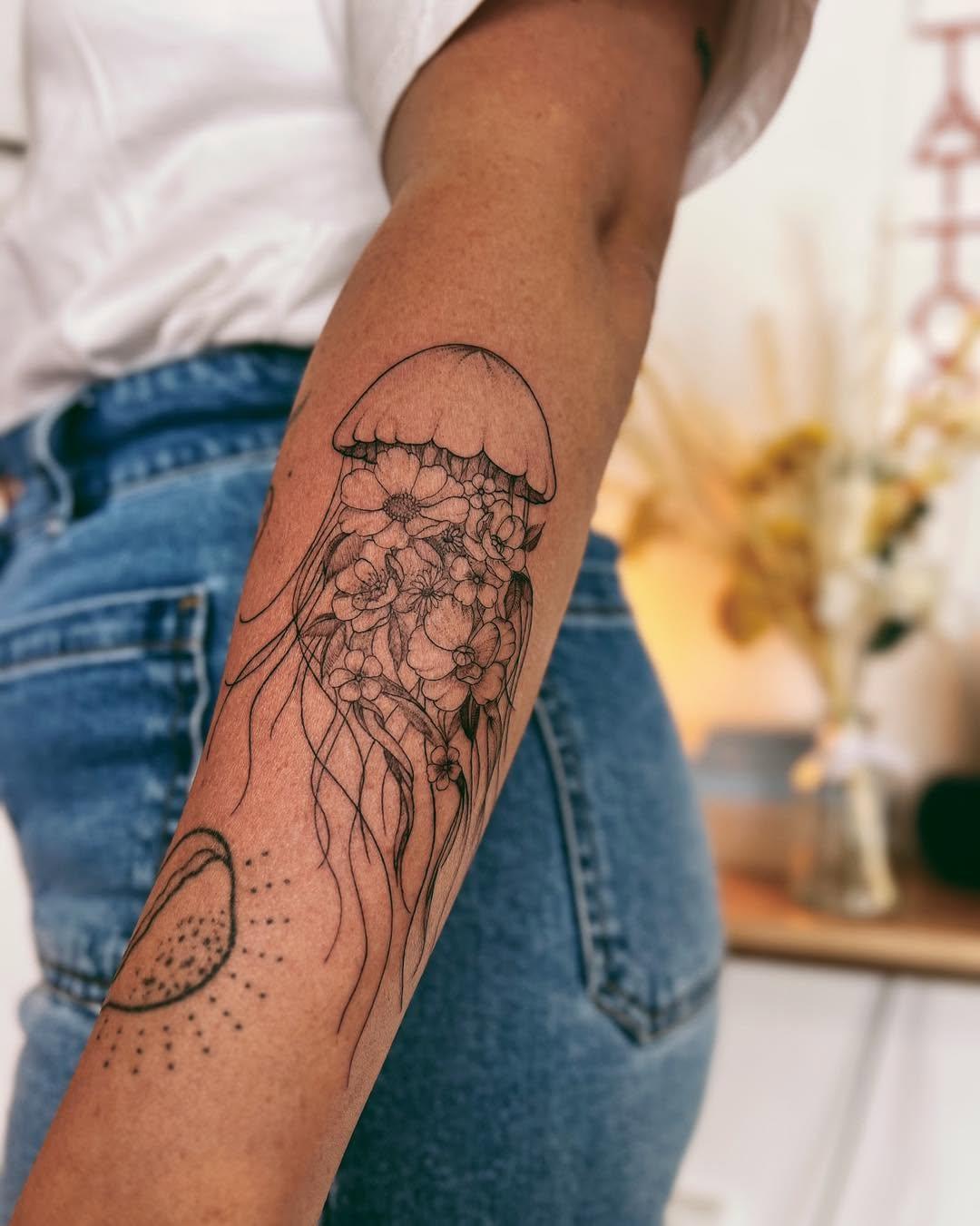 Tatouage Méduse fleurie avant-bras — kalontattoobrest