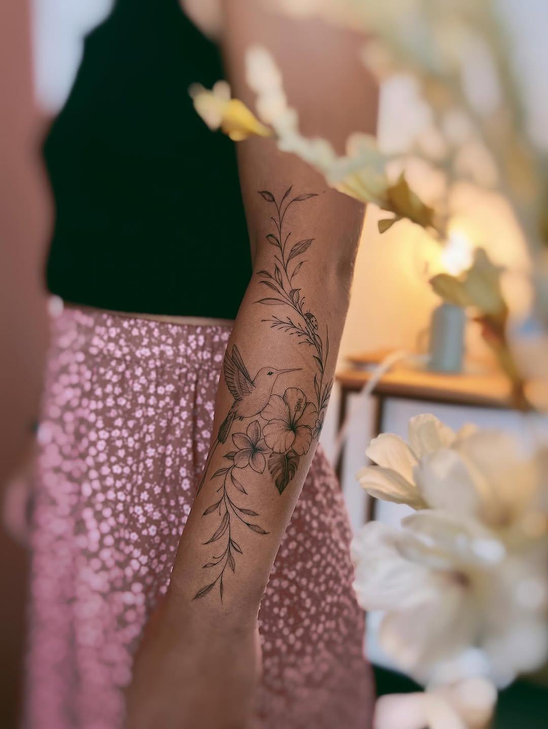 Tatouage Fleurs tropicales, colibri, coccinelle avant-bras coude — kalontattoobrest