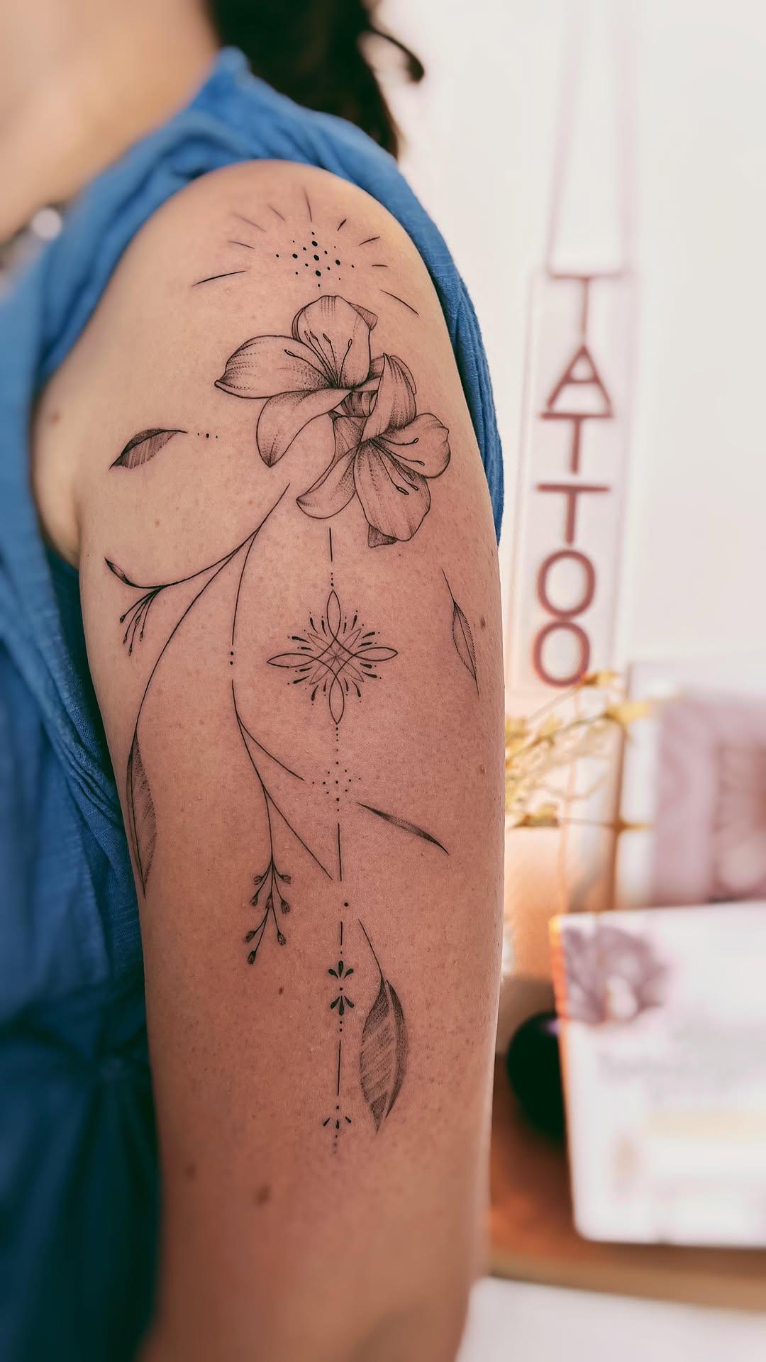 Tatouage Flash adopté épaule — kalontattoobrest