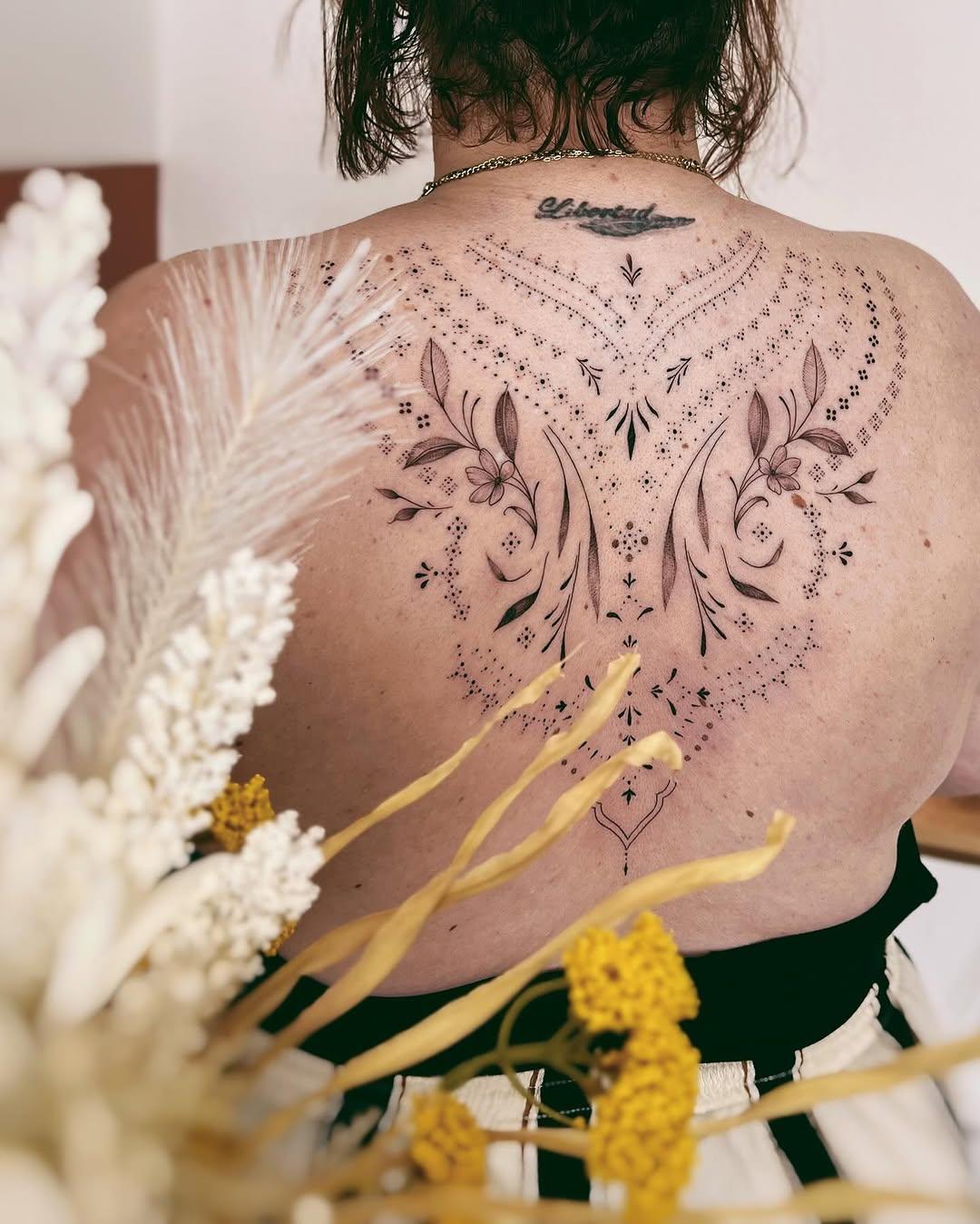 Tatouage Ensemble ornemental et floral dos — kalontattoobrest