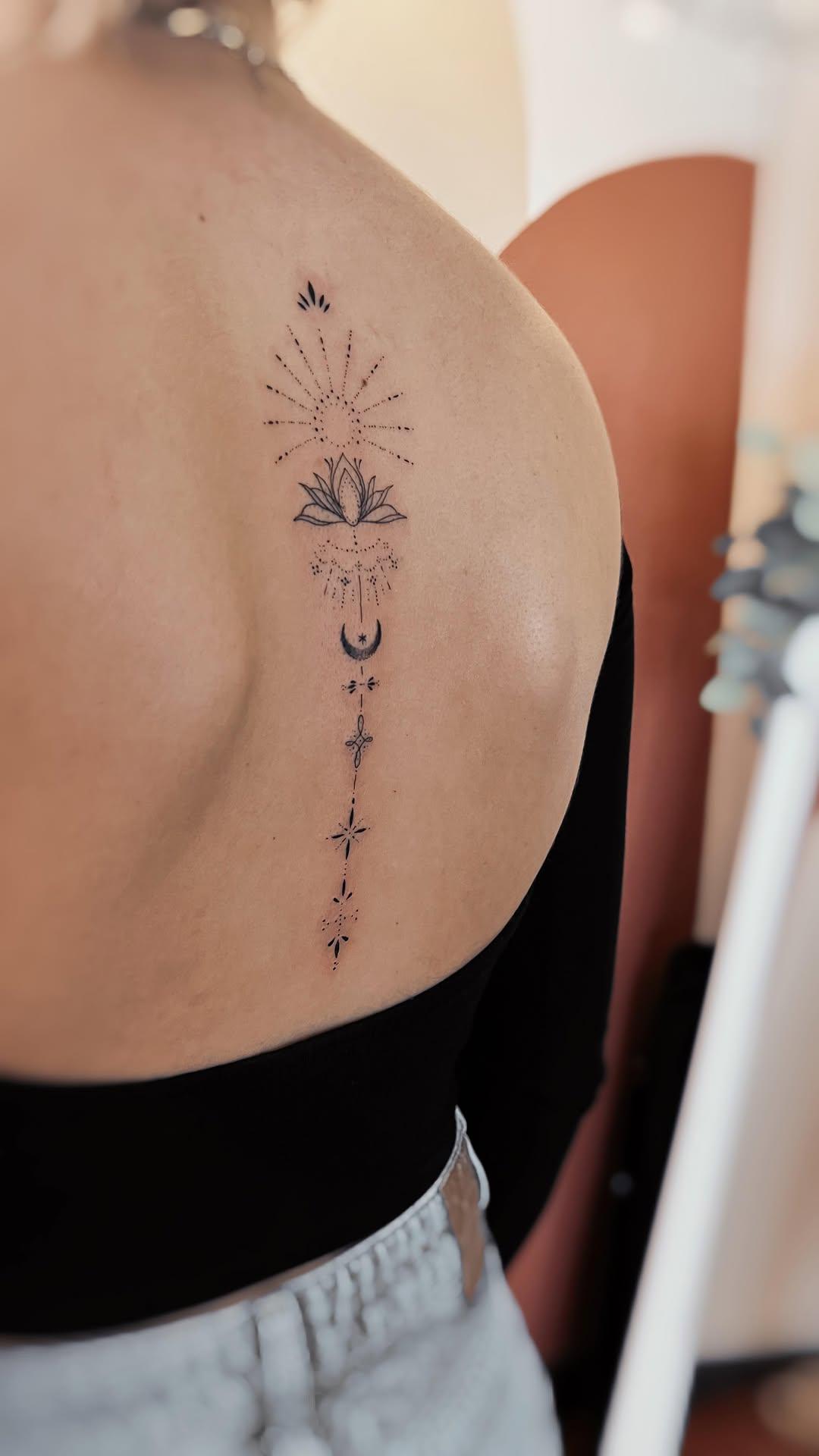 Tatouage Ensemble ornemental astres lotus dos — kalontattoobrest