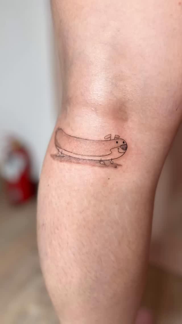 Tatouage créature stylisée avec bannière — mochiinktattoo