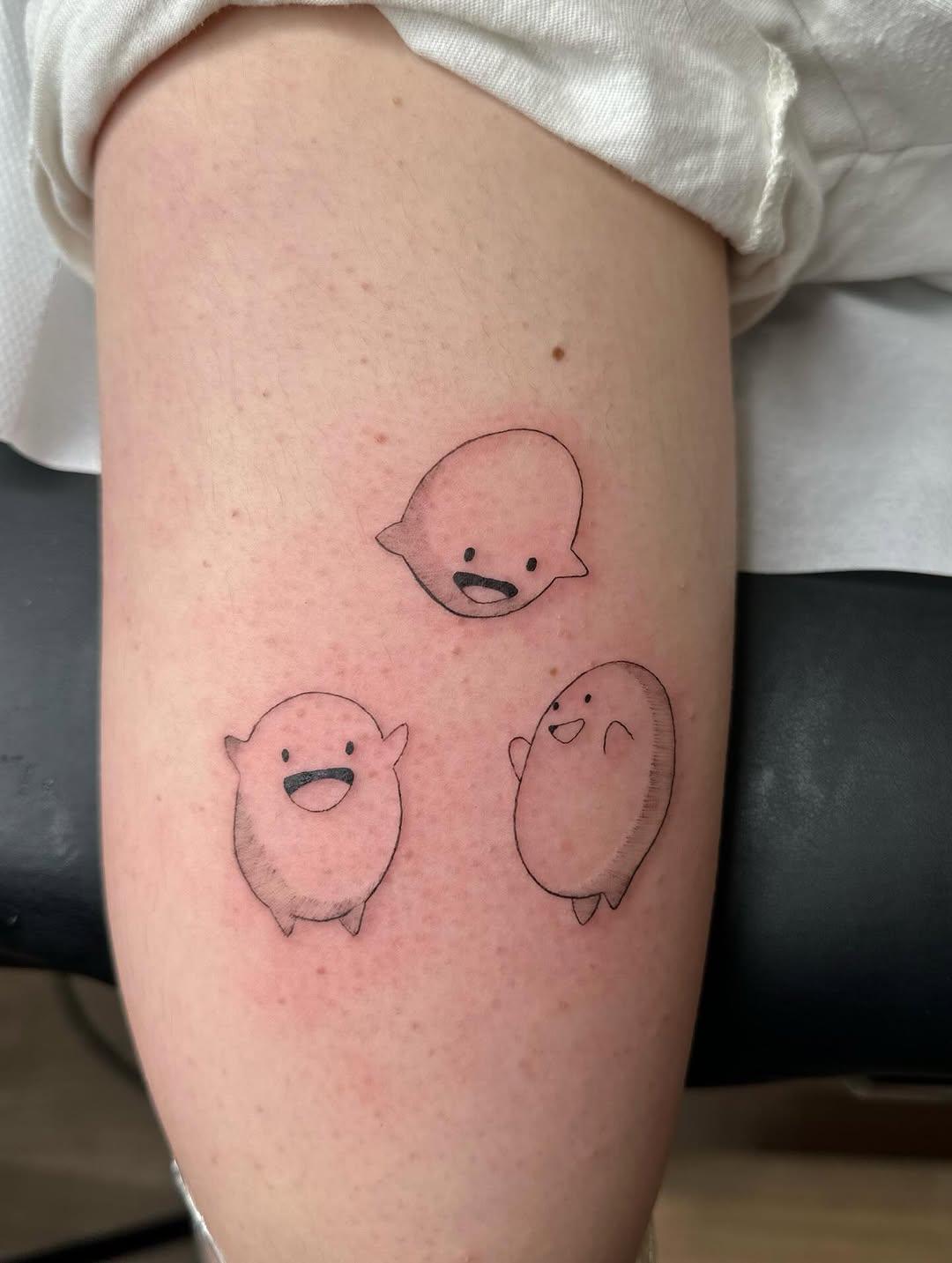 Tatouage trois créatures kawaii souriantes — mochiinktattoo