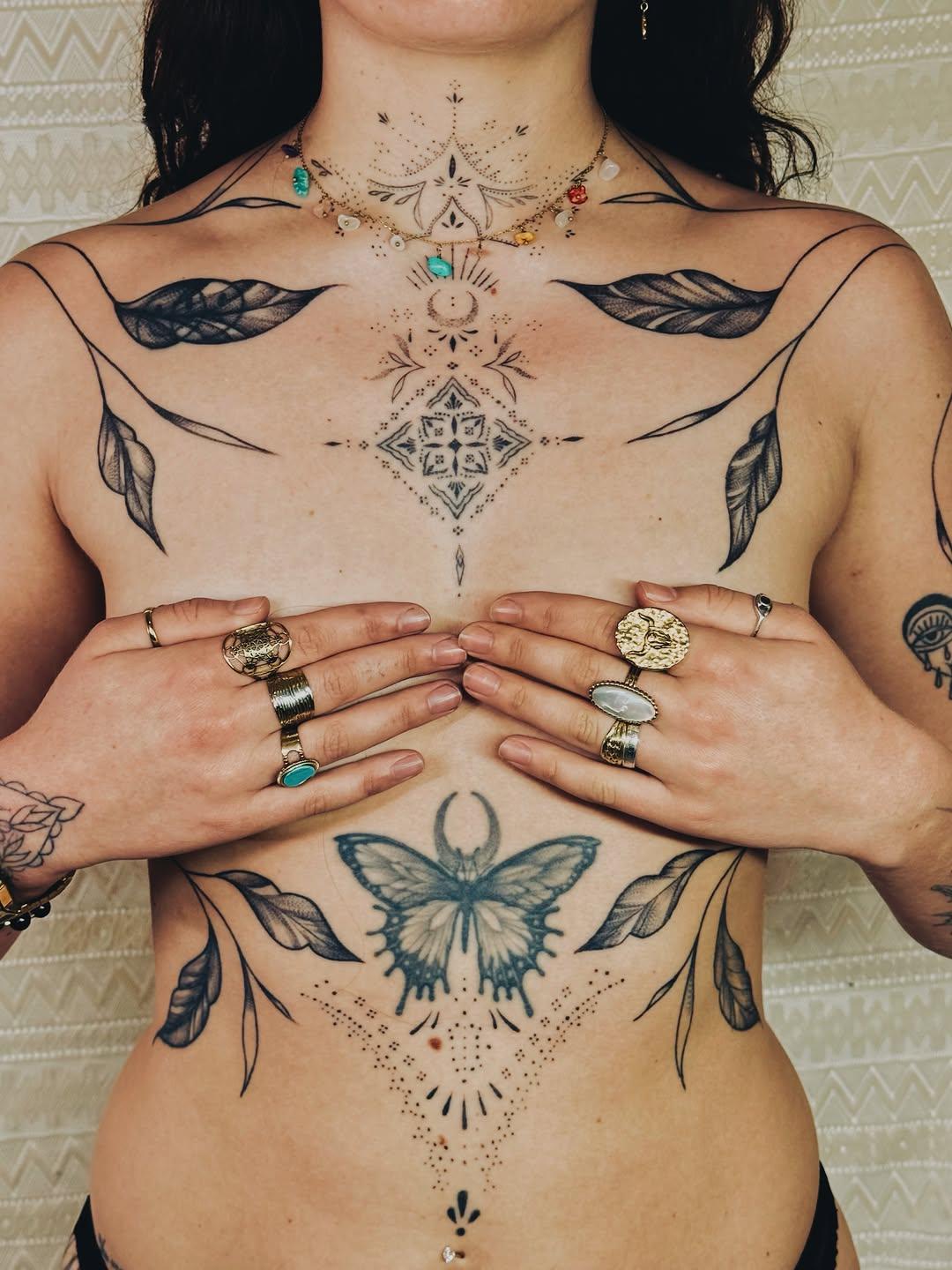 Tatouage Pièce torso symétrique: plumes, géométrie sacrée, dotwork — encre.a.flow
