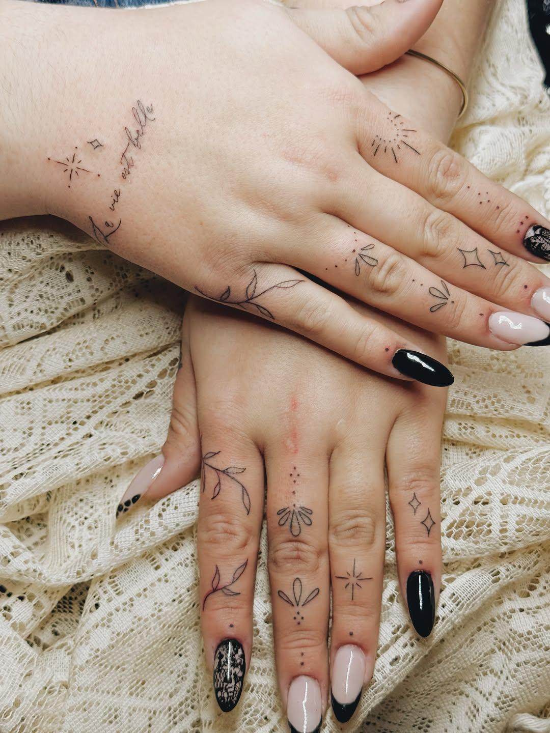 Tatouage Micro tattoos mains (texte, botanique, étoiles) — encre.a.flow