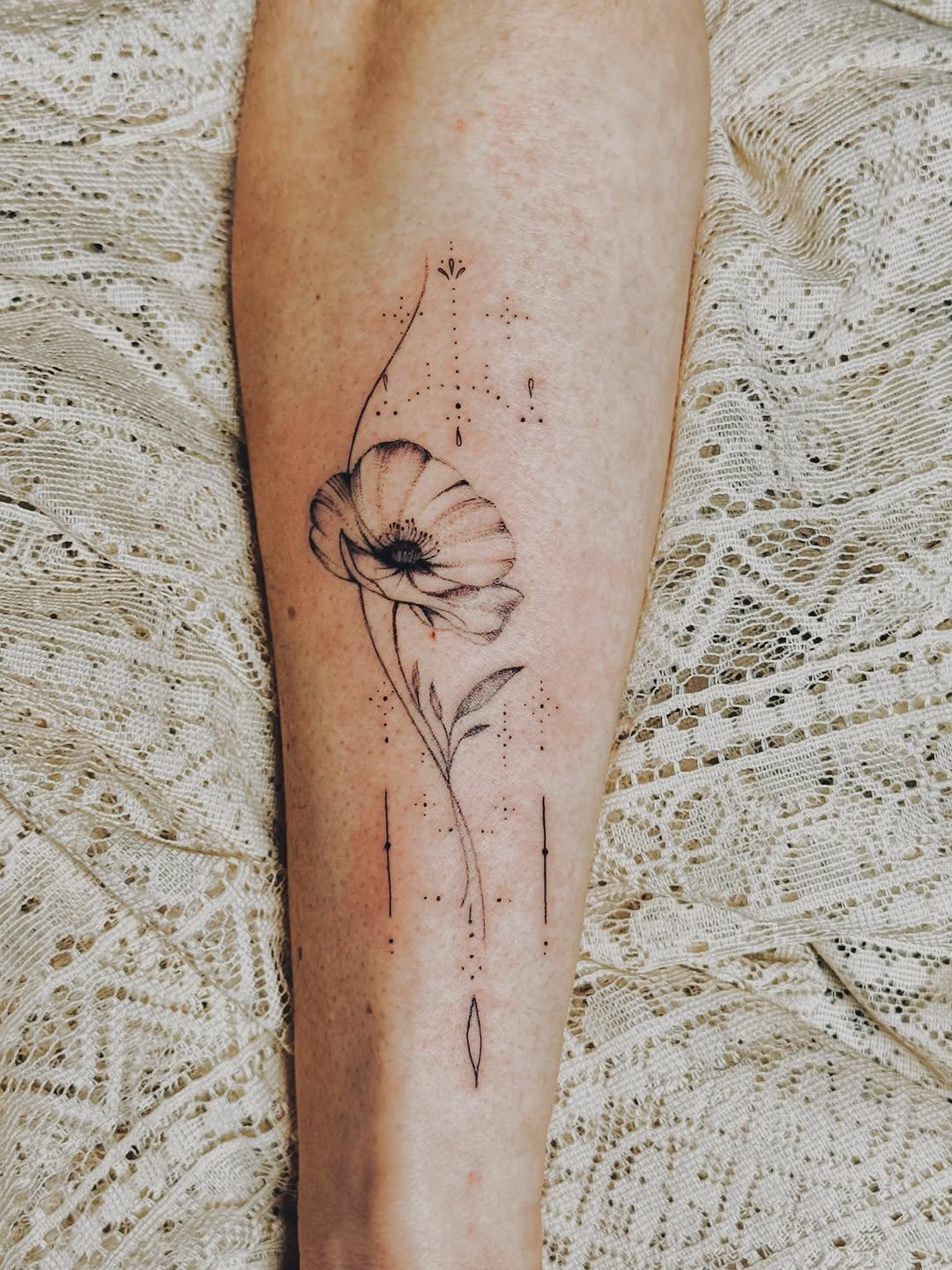 Tatouage Coquelicot avec pointillisme — encre.a.flow