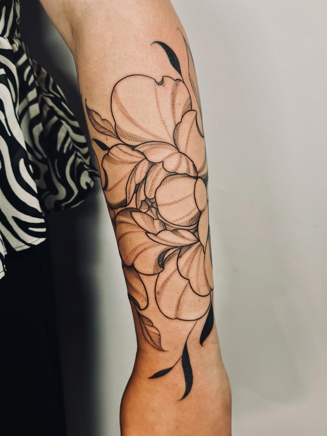 Tatouage Pivoines/roses avec dotwork — encre.a.flow