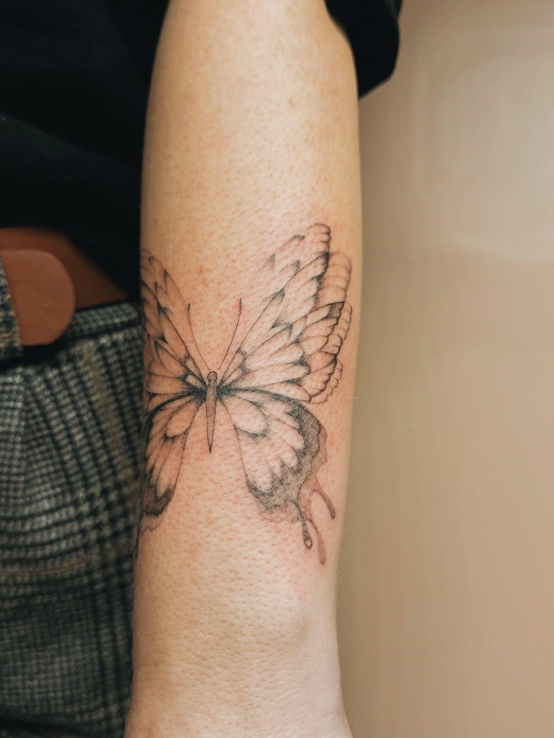 Tatouage Papillon avant-bras — encre.a.flow