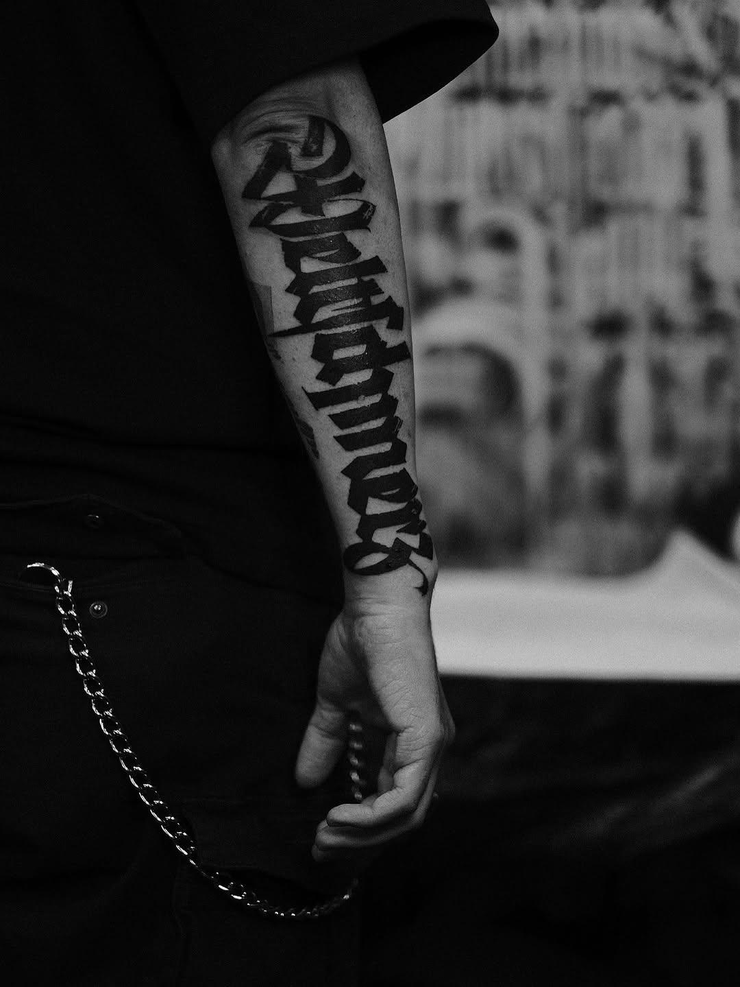 Tatouage Weltschmerz lettrage avant-bras — theosone