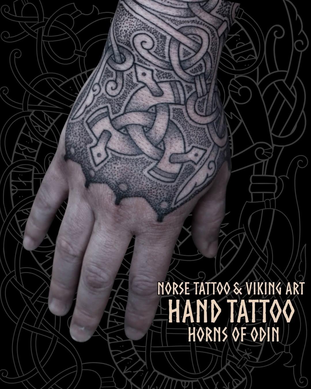 Tatouage Main Cornes Odin Lillbjärs — morrigantattooartist