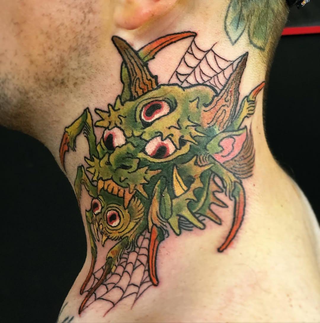 Tatouage créature cornes monstrueuse — alixge