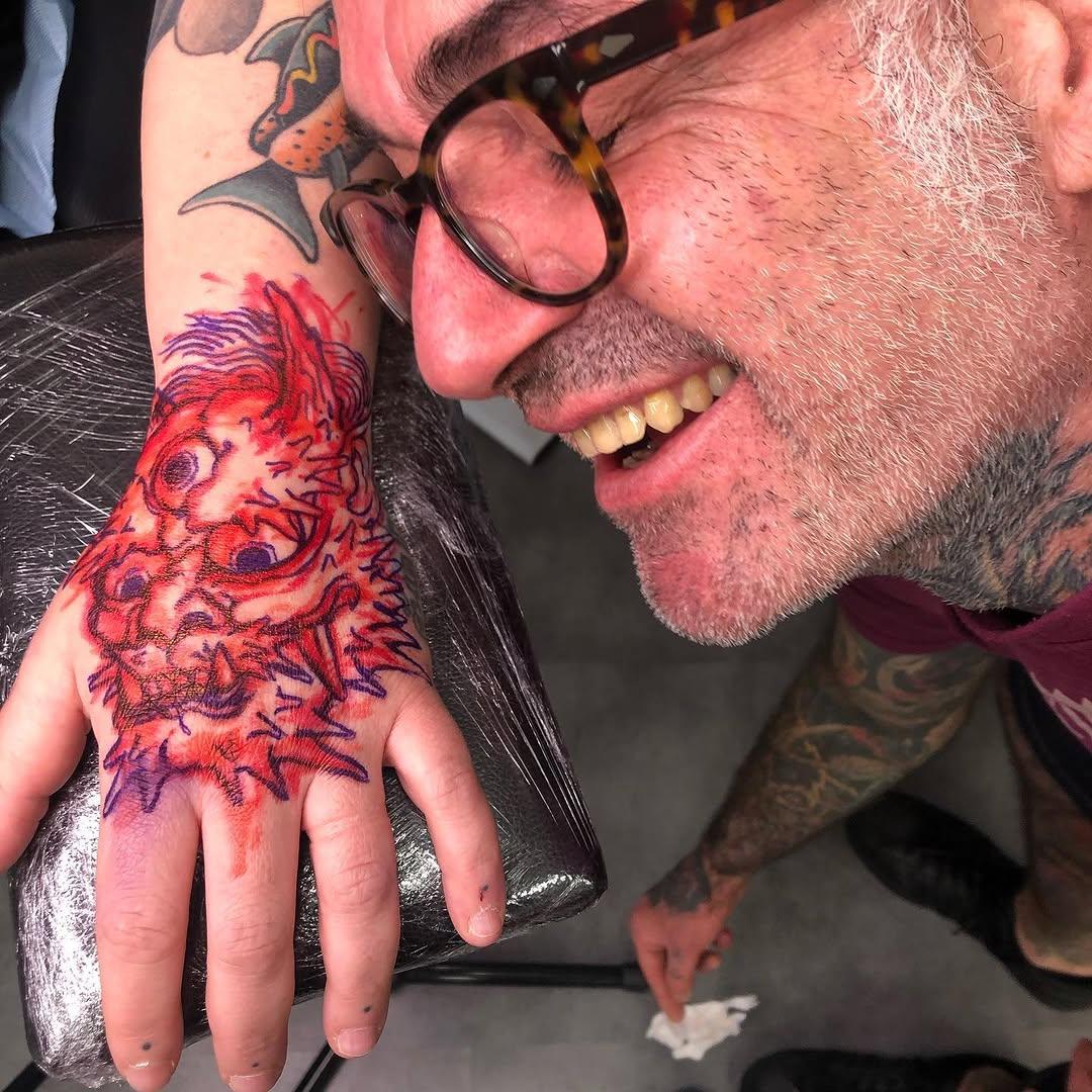 Tatouage fleur réaliste main — alixge