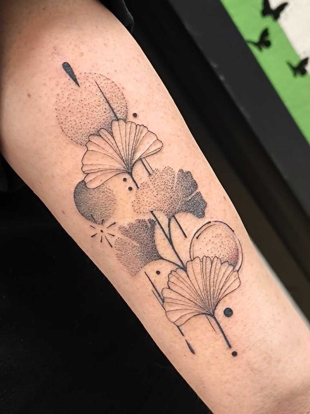 Tatouage Ginkgo graphique dotwork — chatodencre
