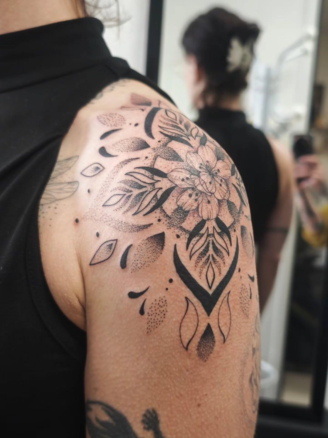Tatouage Ornement mandala épaule — chatodencre