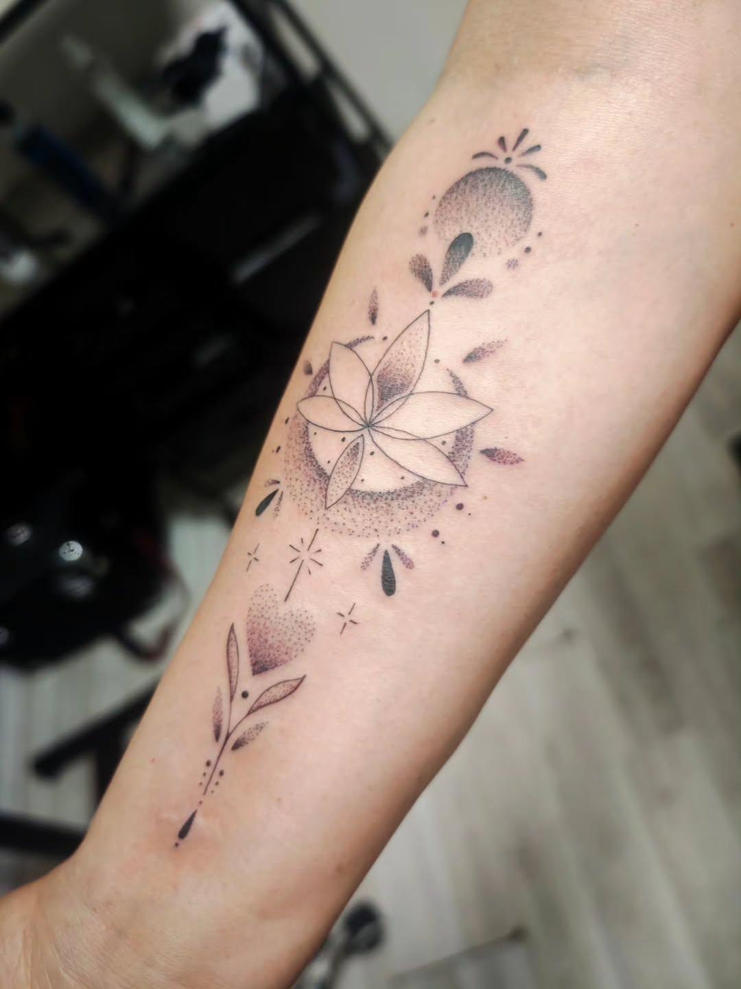 Tatouage Ornement lotus bras — chatodencre