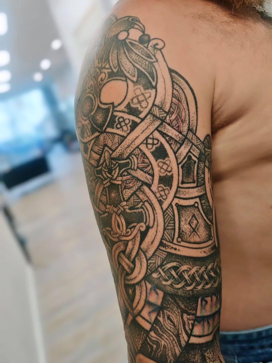 Tatouage Bras complet Viking/Nordic — chatodencre