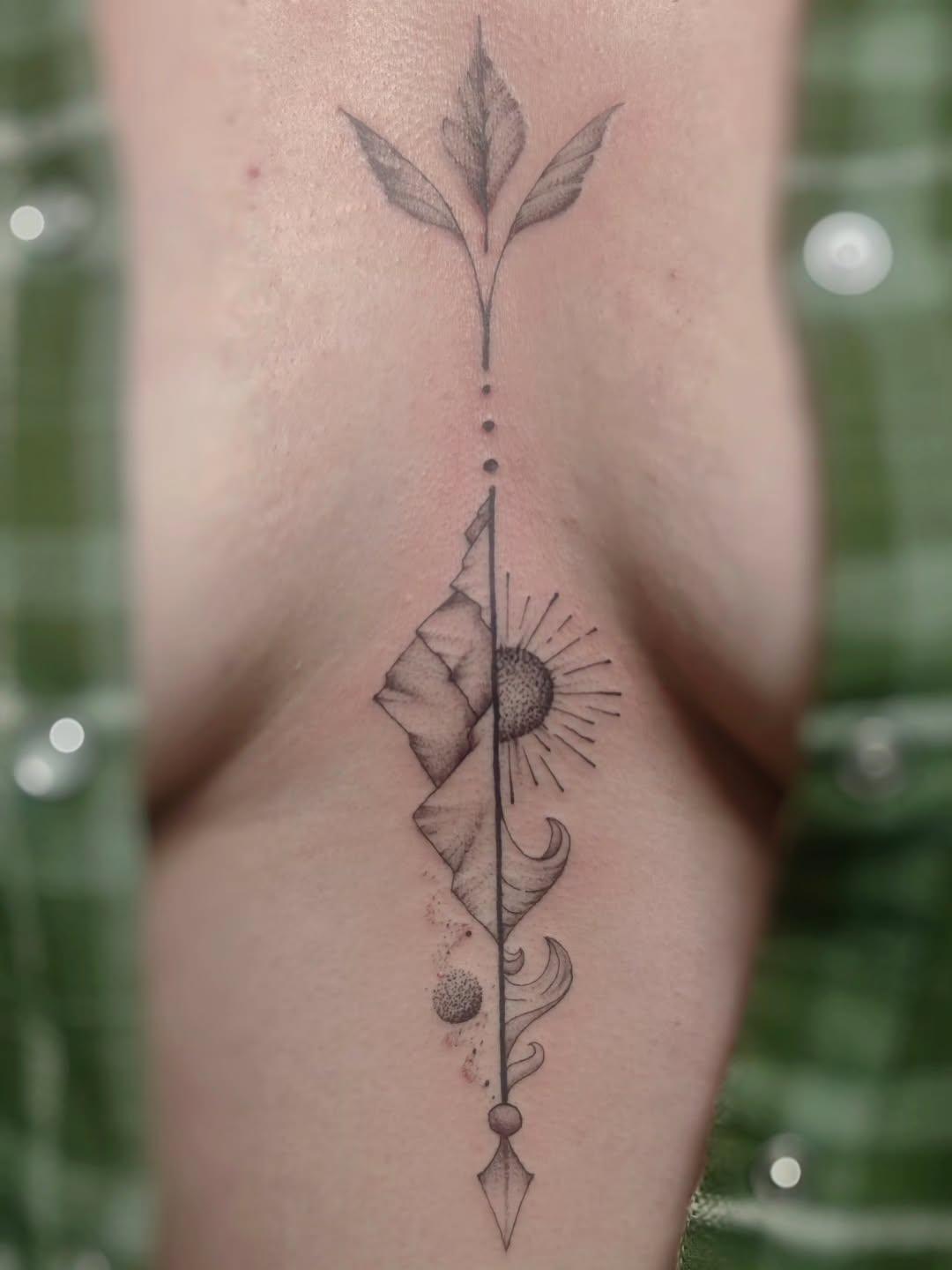 Tatouage Lune soleil montagnes — chatodencre